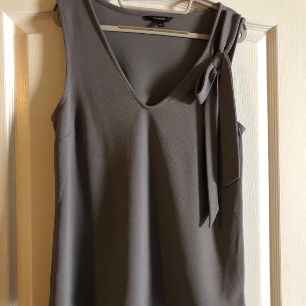 EUC Banana Republic grey blouse with bow detail.